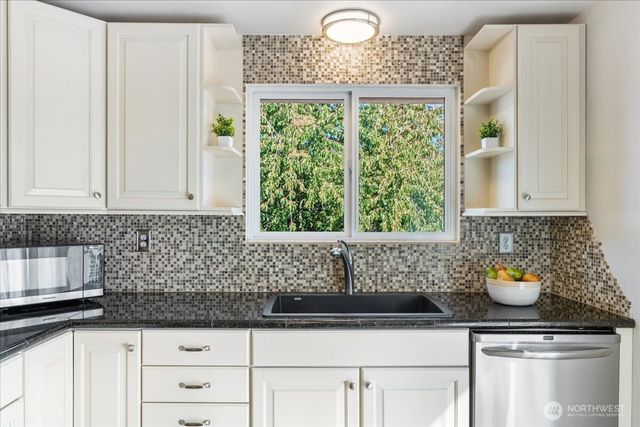 1351 S Highland Avenue, Tacoma, WA 98465