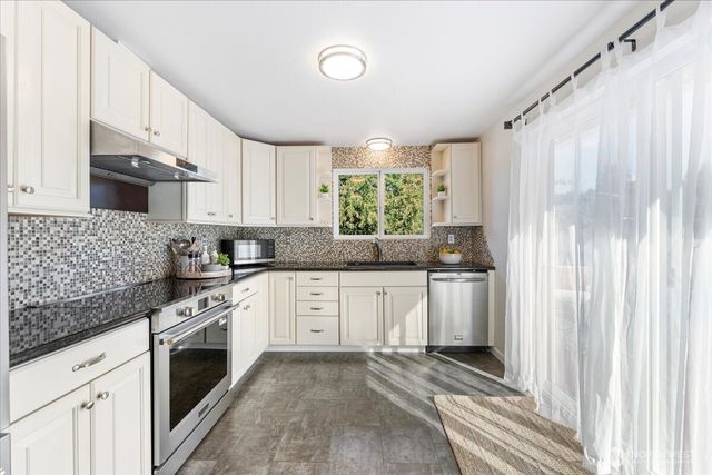 1351 S Highland Avenue, Tacoma, WA 98465