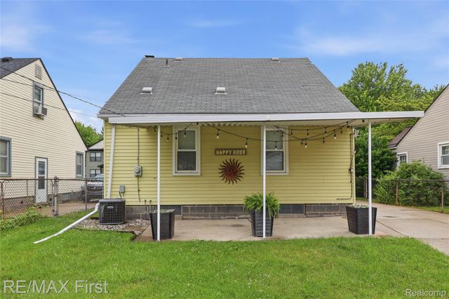 22014 California Street, St. Clair Shores, MI 48080