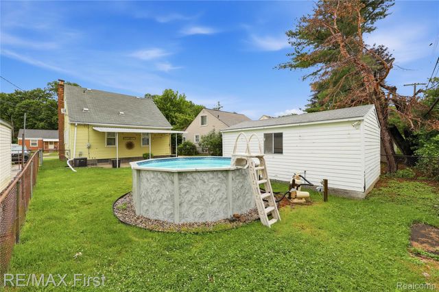 22014 California Street, St. Clair Shores, MI 48080