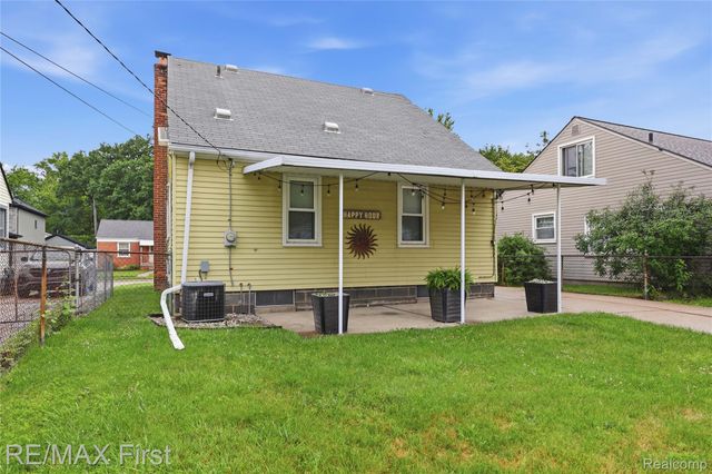 22014 California Street, St. Clair Shores, MI 48080
