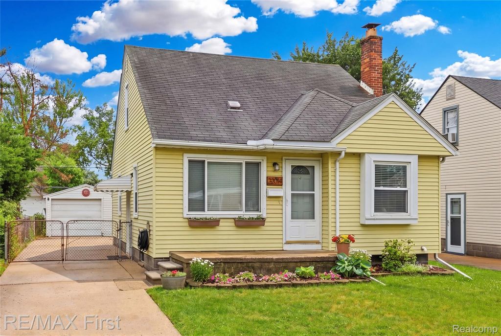 22014 California Street, St. Clair Shores, MI 48080