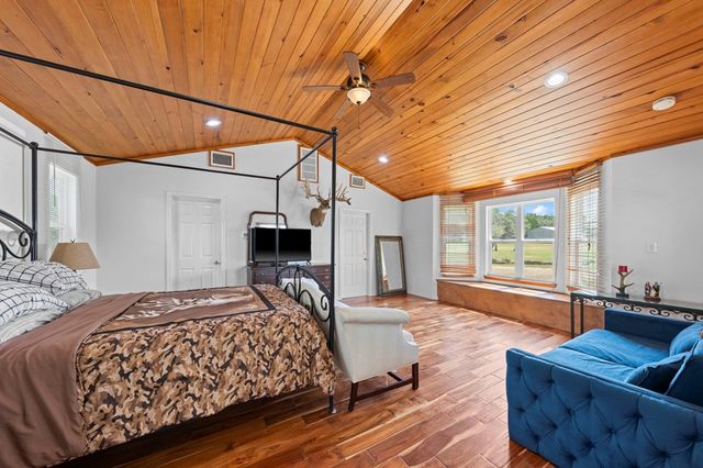 132 Silver Creek Ln E, Center Point, TX 78010