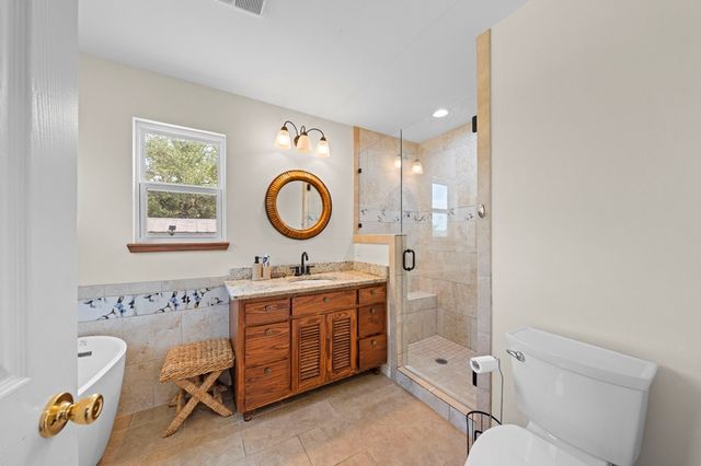 132 Silver Creek Ln E, Center Point, TX 78010