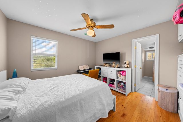 132 Silver Creek Ln E, Center Point, TX 78010