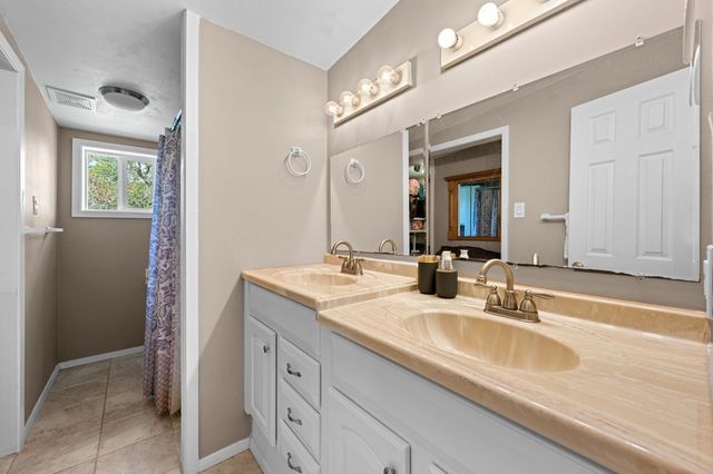 132 Silver Creek Ln E, Center Point, TX 78010
