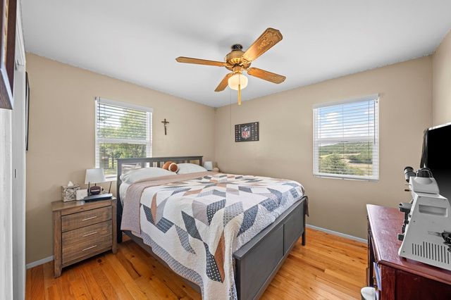 132 Silver Creek Ln E, Center Point, TX 78010