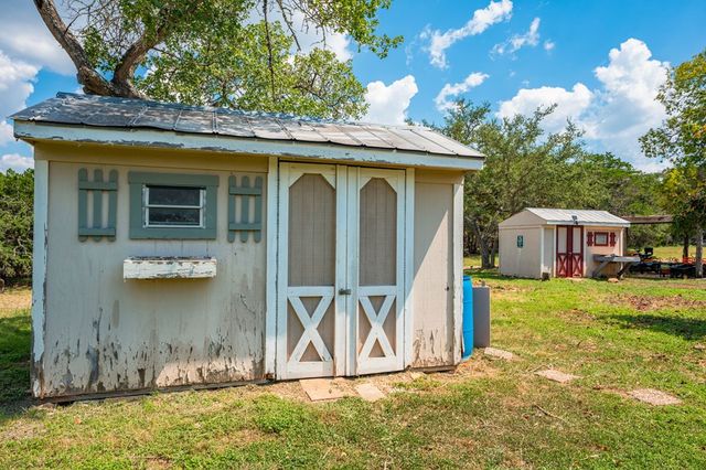 132 Silver Creek Ln E, Center Point, TX 78010