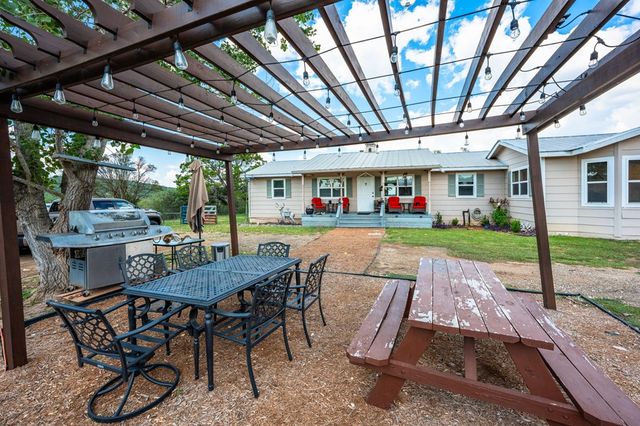 132 Silver Creek Ln E, Center Point, TX 78010