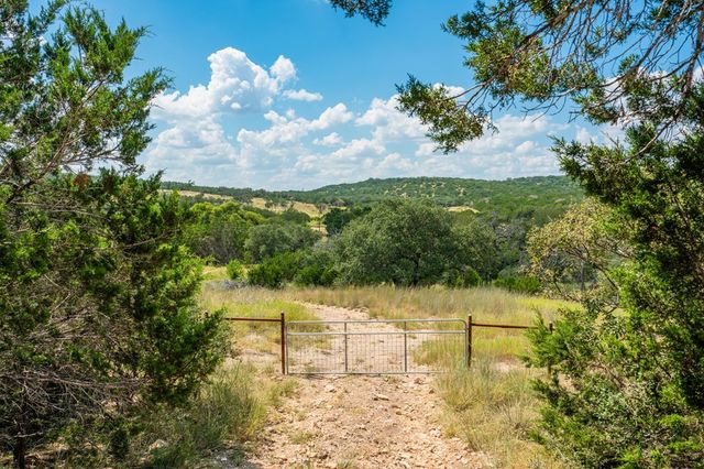 132 Silver Creek Ln E, Center Point, TX 78010