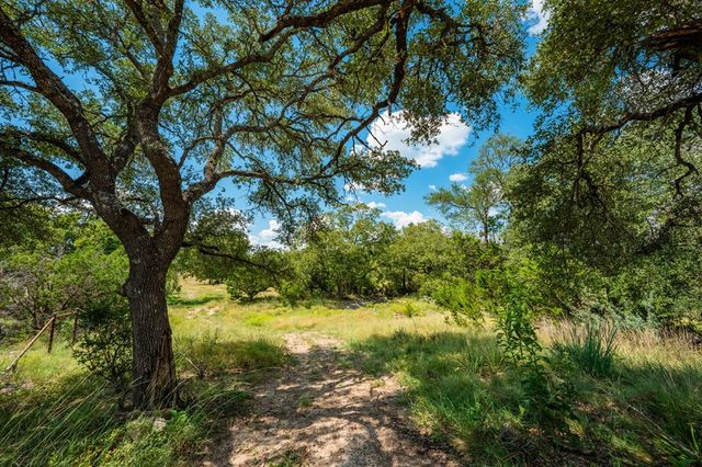 132 Silver Creek Ln E, Center Point, TX 78010