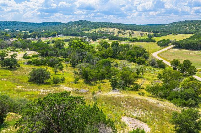 132 Silver Creek Ln E, Center Point, TX 78010