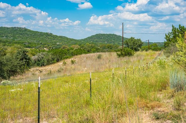 132 Silver Creek Ln E, Center Point, TX 78010