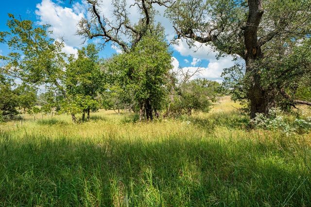 132 Silver Creek Ln E, Center Point, TX 78010