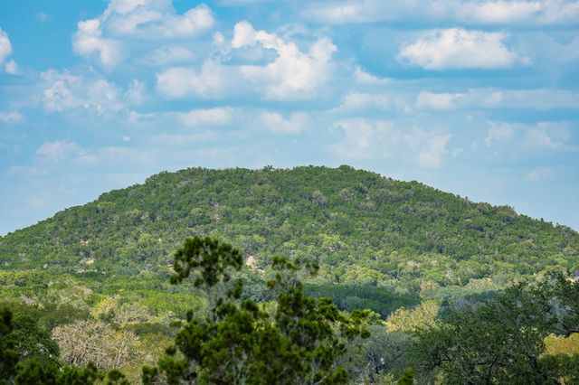132 Silver Creek Ln E, Center Point, TX 78010