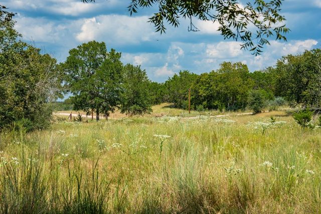 132 Silver Creek Ln E, Center Point, TX 78010
