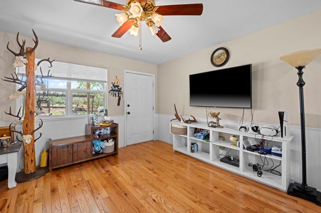132 Silver Creek Ln E, Center Point, TX 78010