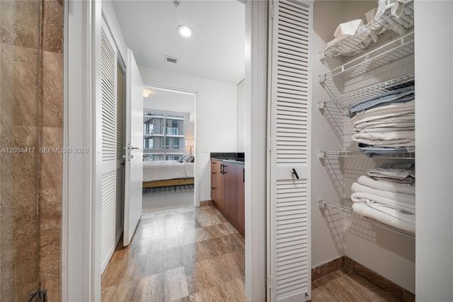 300 S Biscayne Blvd T-3406, Miami, FL 33131