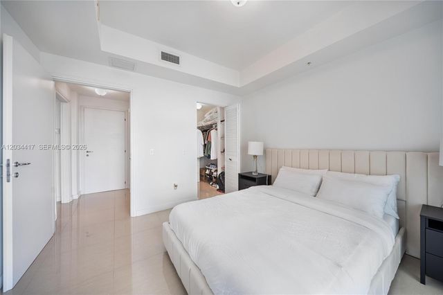 300 S Biscayne Blvd T-3406, Miami, FL 33131