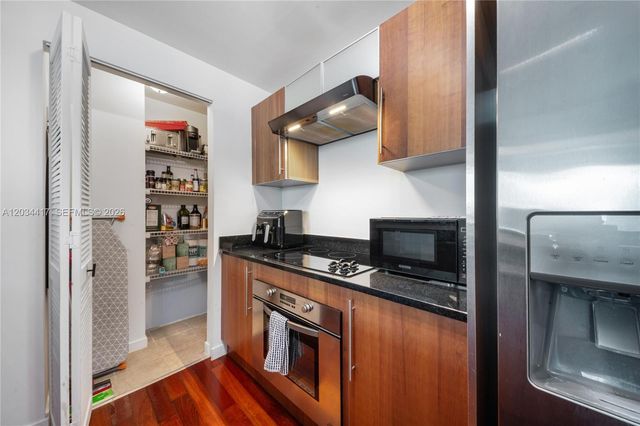 300 S Biscayne Blvd T-3406, Miami, FL 33131