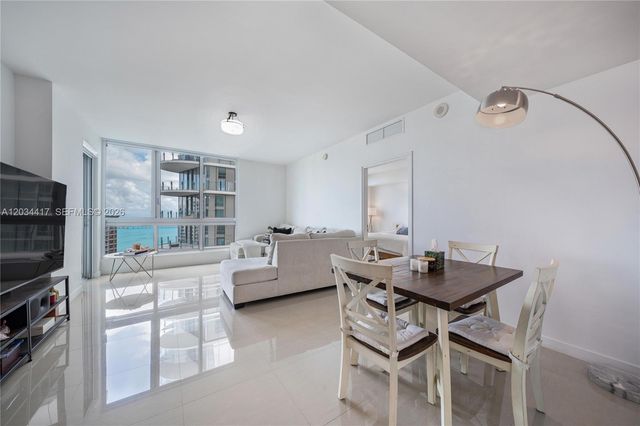 300 S Biscayne Blvd T-3406, Miami, FL 33131