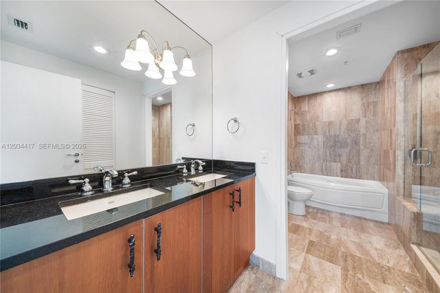 300 S Biscayne Blvd T-3406, Miami, FL 33131