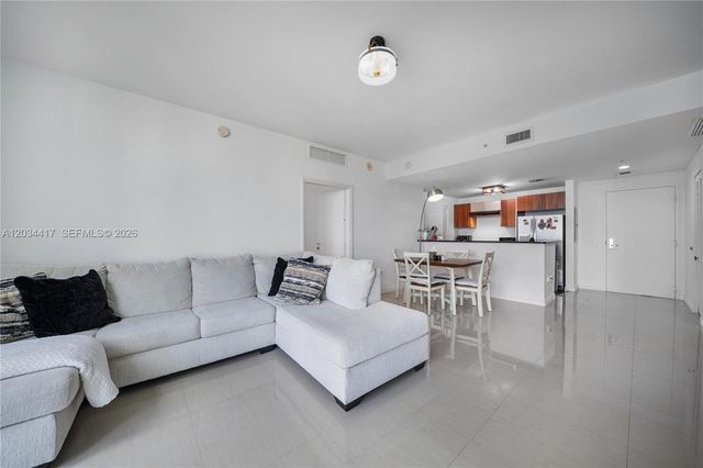 300 S Biscayne Blvd T-3406, Miami, FL 33131