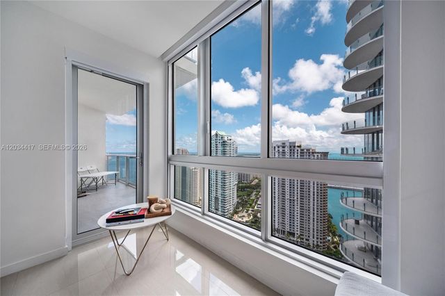 300 S Biscayne Blvd T-3406, Miami, FL 33131