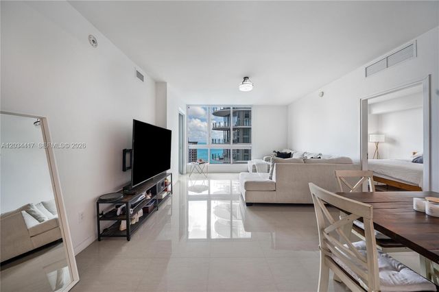 300 S Biscayne Blvd T-3406, Miami, FL 33131