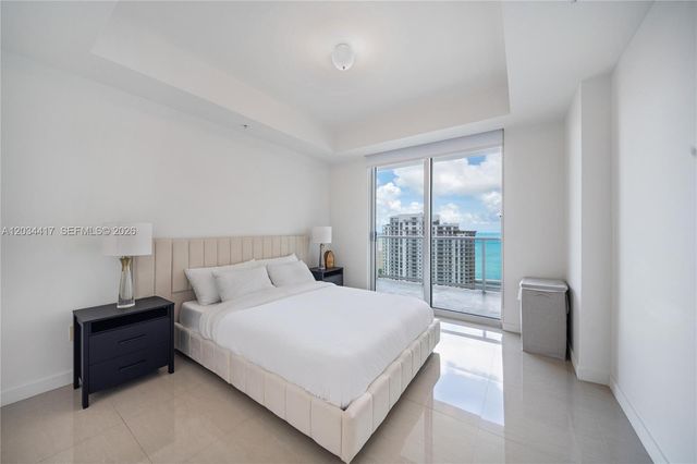300 S Biscayne Blvd T-3406, Miami, FL 33131