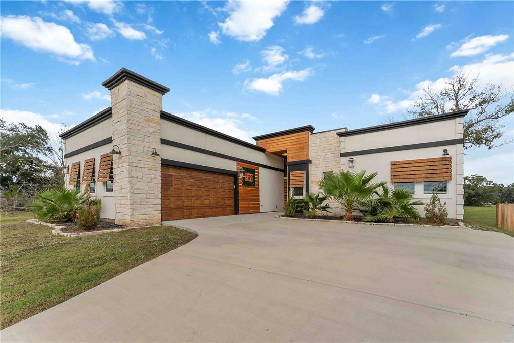 209 Horse Shoe Trail, Angleton, TX 77515