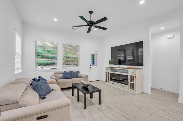 426 Glacier Pass, Montgomery, TX 77316
