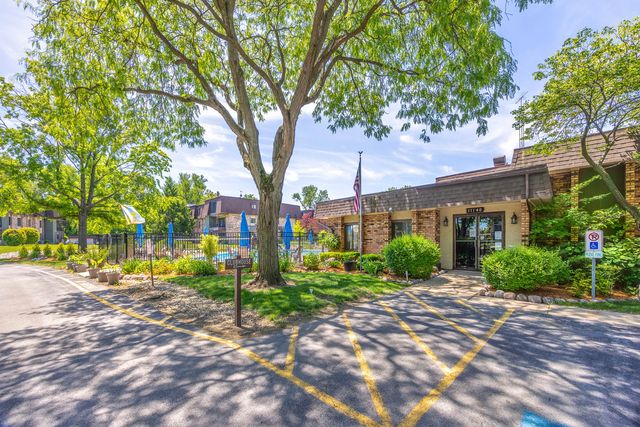11136 Center Road C, Palos Hills, IL 60465
