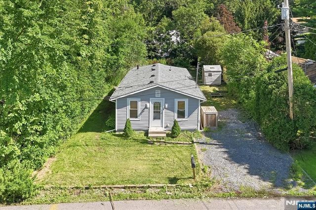 8 Madelyn Avenue, West Milford, NJ 07480