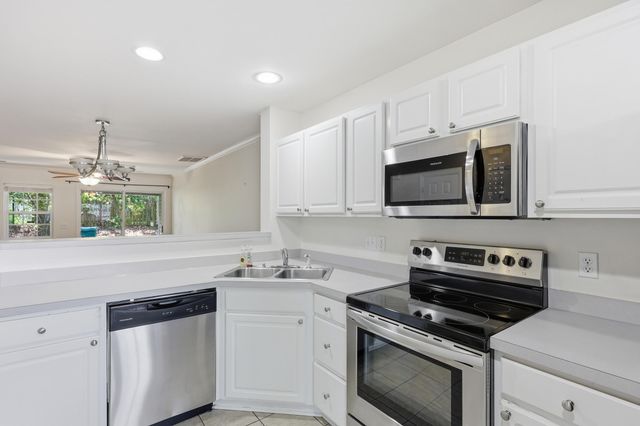 121 Hornby Circle, Goose Creek, SC 29445