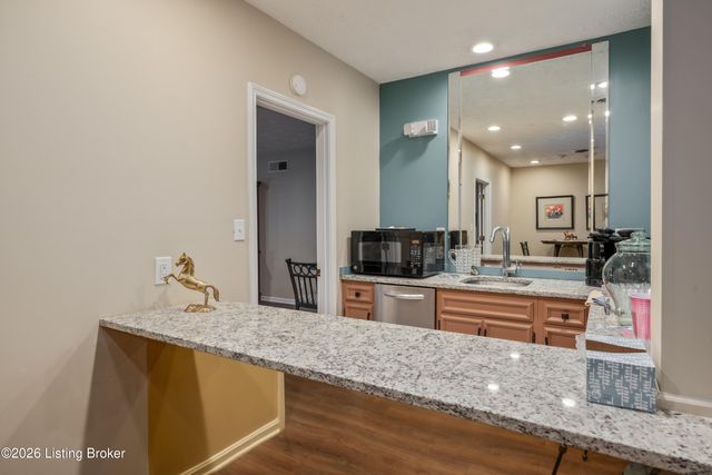 1602 Gardiner Ln APT 120, Louisville, KY 40205