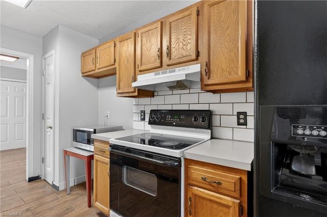 11 Oak Meadow Lane, Thomasville, NC 27360