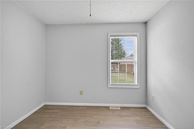 11 Oak Meadow Lane, Thomasville, NC 27360