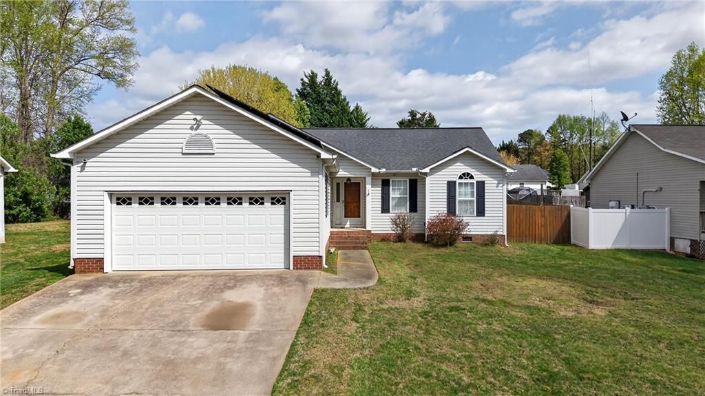 11 Oak Meadow Lane, Thomasville, NC 27360