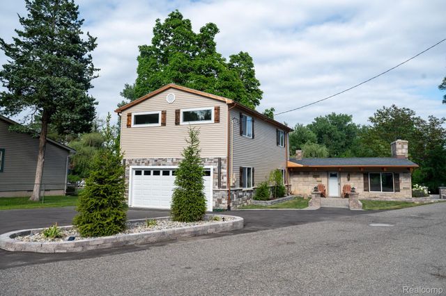 375 Lamothe Drive, Waterford Charter Township, MI 48327