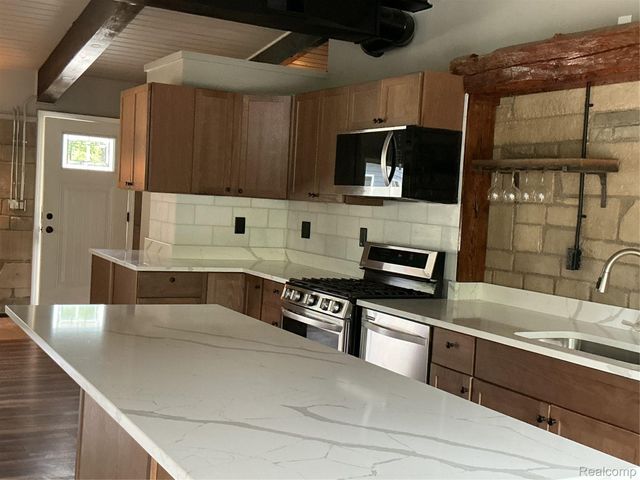 375 Lamothe Drive, Waterford Charter Township, MI 48327