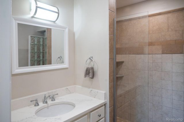 375 Lamothe Drive, Waterford Charter Township, MI 48327
