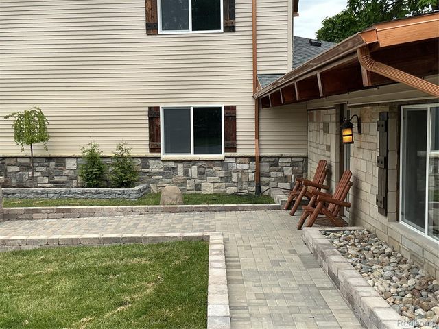 375 Lamothe Drive, Waterford Charter Township, MI 48327