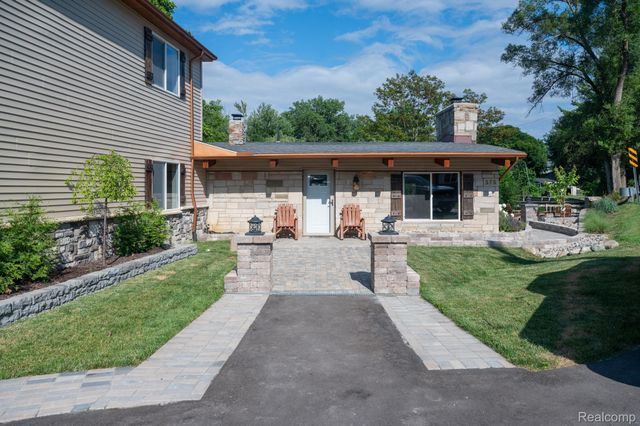 375 Lamothe Drive, Waterford Charter Township, MI 48327