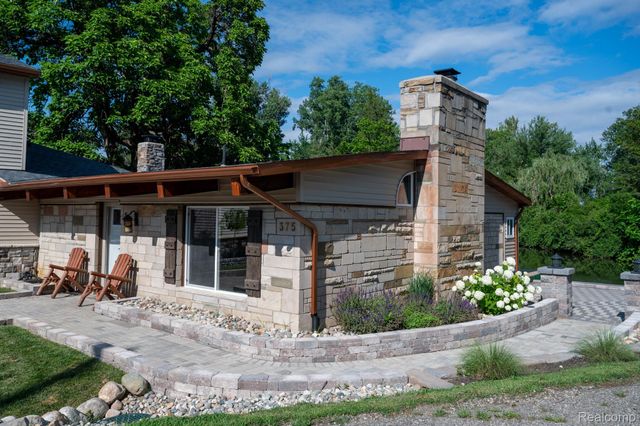 375 Lamothe Drive, Waterford Charter Township, MI 48327