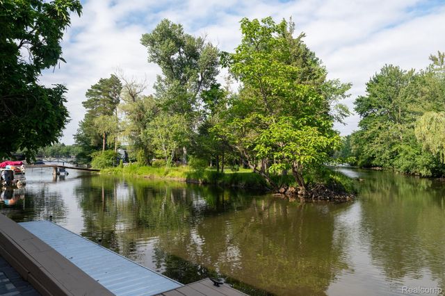 375 Lamothe Drive, Waterford Charter Township, MI 48327