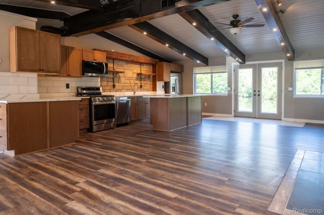 375 Lamothe Drive, Waterford Charter Township, MI 48327