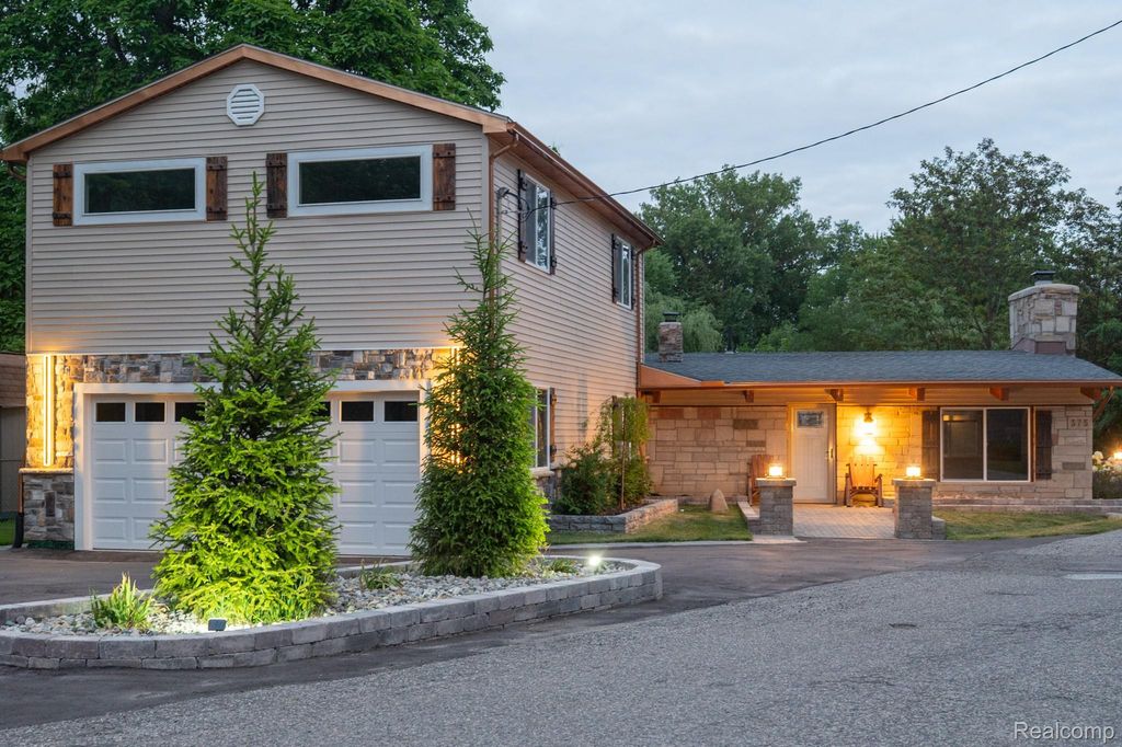 375 Lamothe Drive, Waterford Charter Township, MI 48327