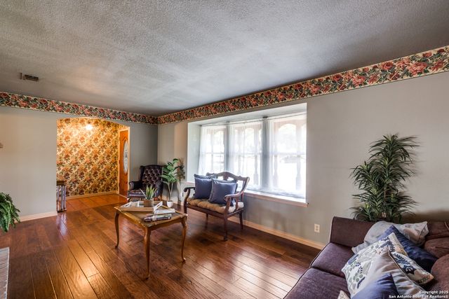 6410 Laurel Hill, San Antonio, TX 78229