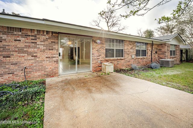 1213 King Henry Drive, Ocean Springs, MS 39564